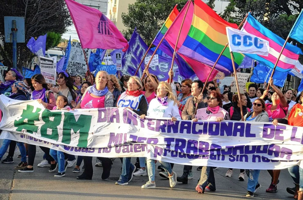 Organizaciones sociales y mujeres autoconvocadas marcharon en Comodoro