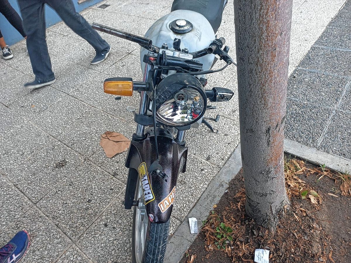 Motociclista pierde el control del rodado, se sube a la vereda y atropella a una mujer y su bebé