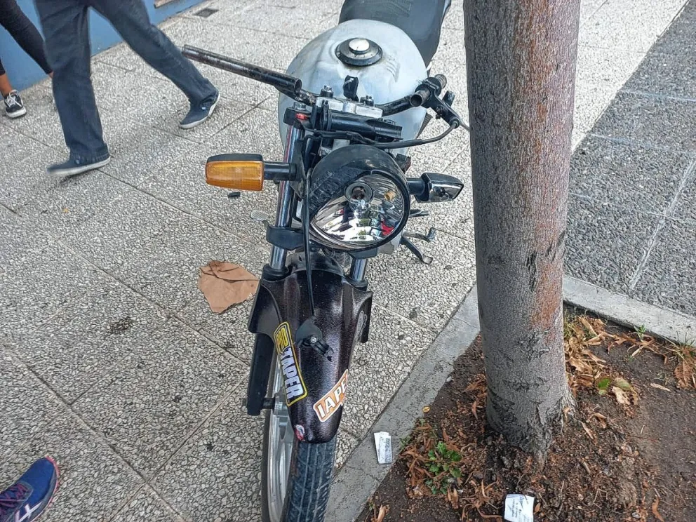 Motociclista pierde el control del rodado, se sube a la vereda y atropella a una mujer y su bebé