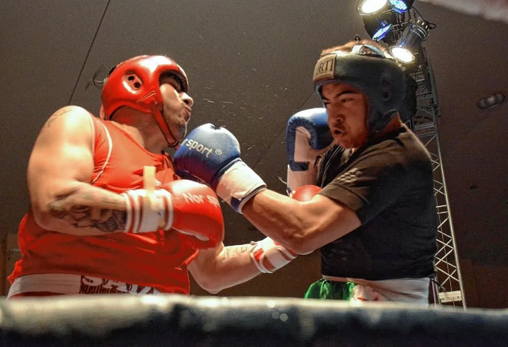Cartelera de boxeo lista para el Club Huergo