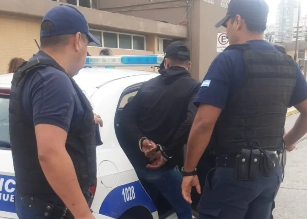 Llevaba un arma y lo detuvieron en la terminal 