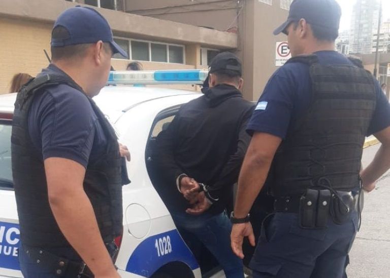 Llevaba un arma y lo detuvieron en la terminal 