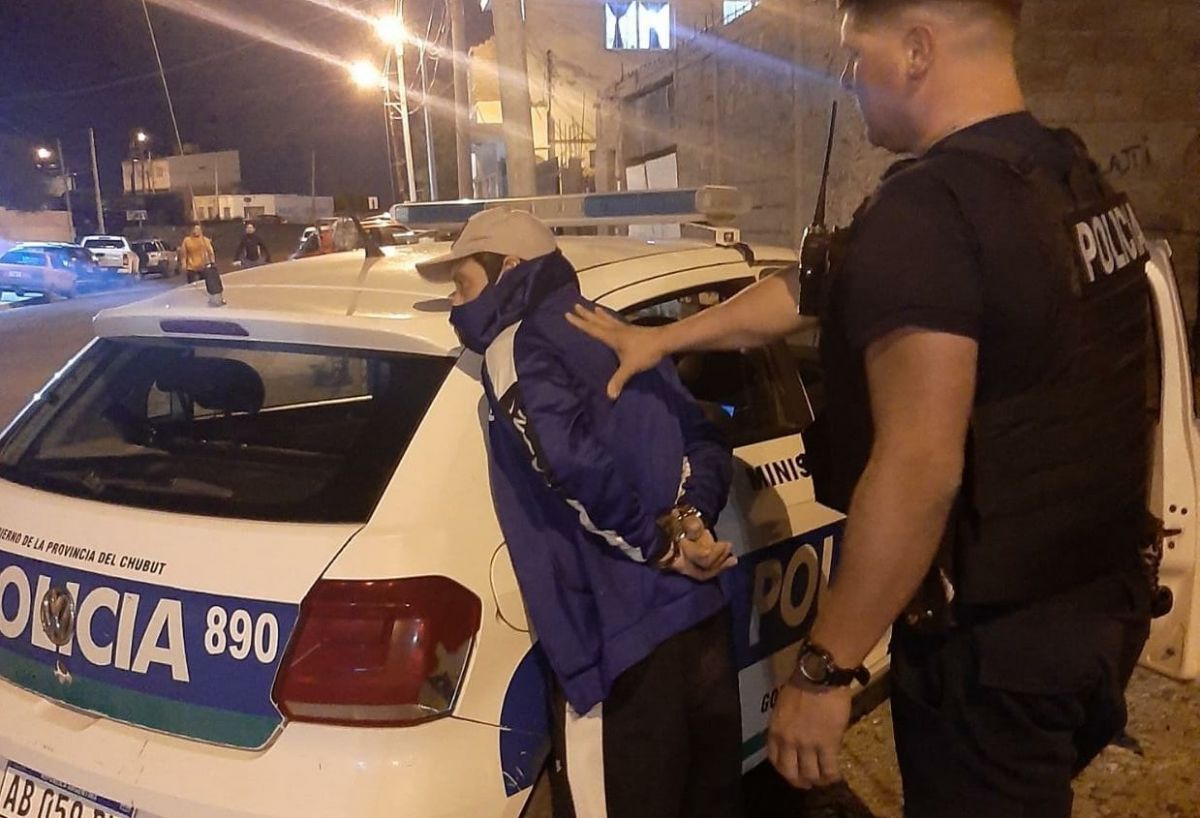 Rompió el vidrio de un auto para sustraer elementos pero lo atraparon in fraganti