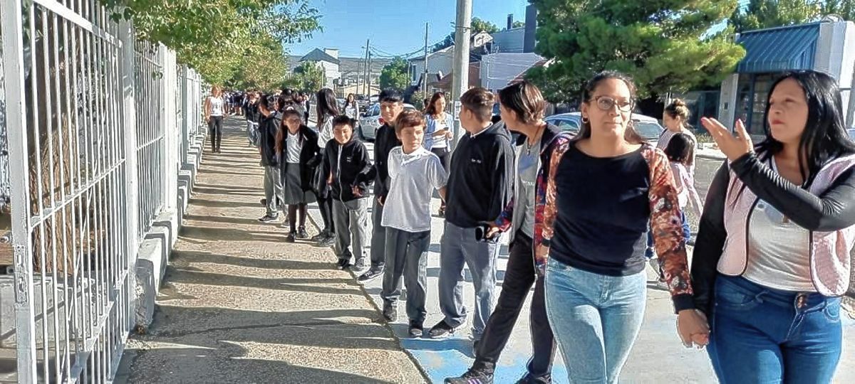 La Escuela Nº 798 realizó un abrazo simbólico en su 15º Aniversario
