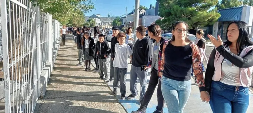 La Escuela Nº 798 realizó un abrazo simbólico en su 15º Aniversario