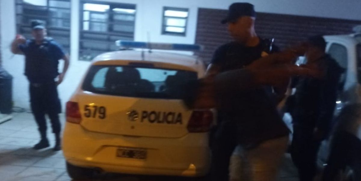 Se negó a ser identificado y quiso agredir a efectivos policiales 