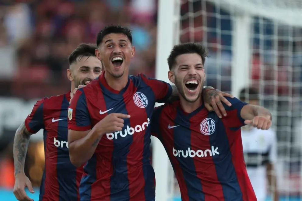 San Lorenzo goleó a Gimnasia y es el líder del torneo