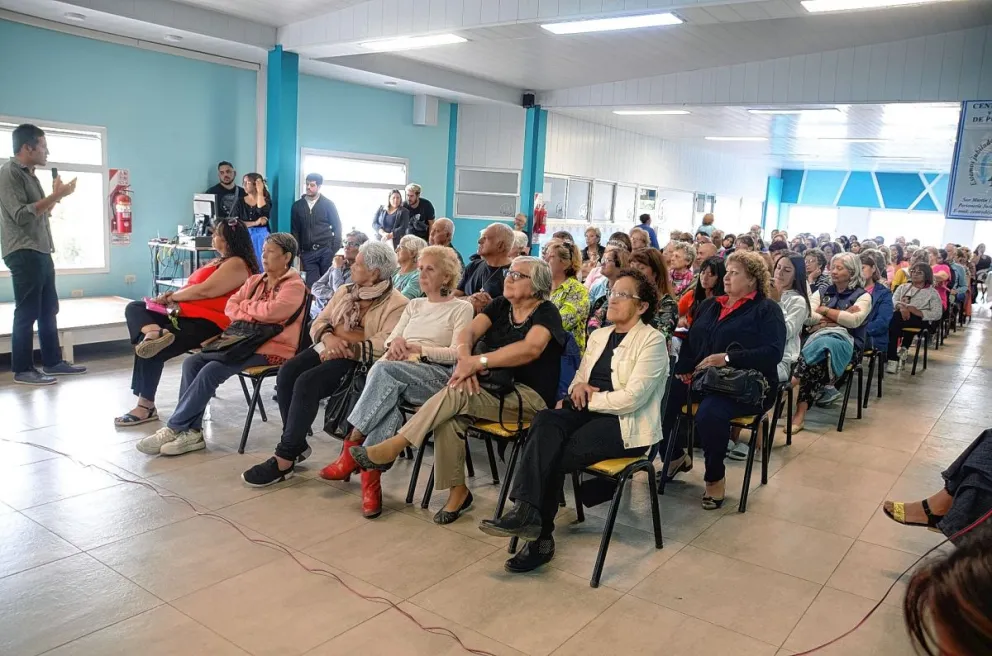 Con una gran convocatoria se realizó una charla de reumatología para adultos mayores