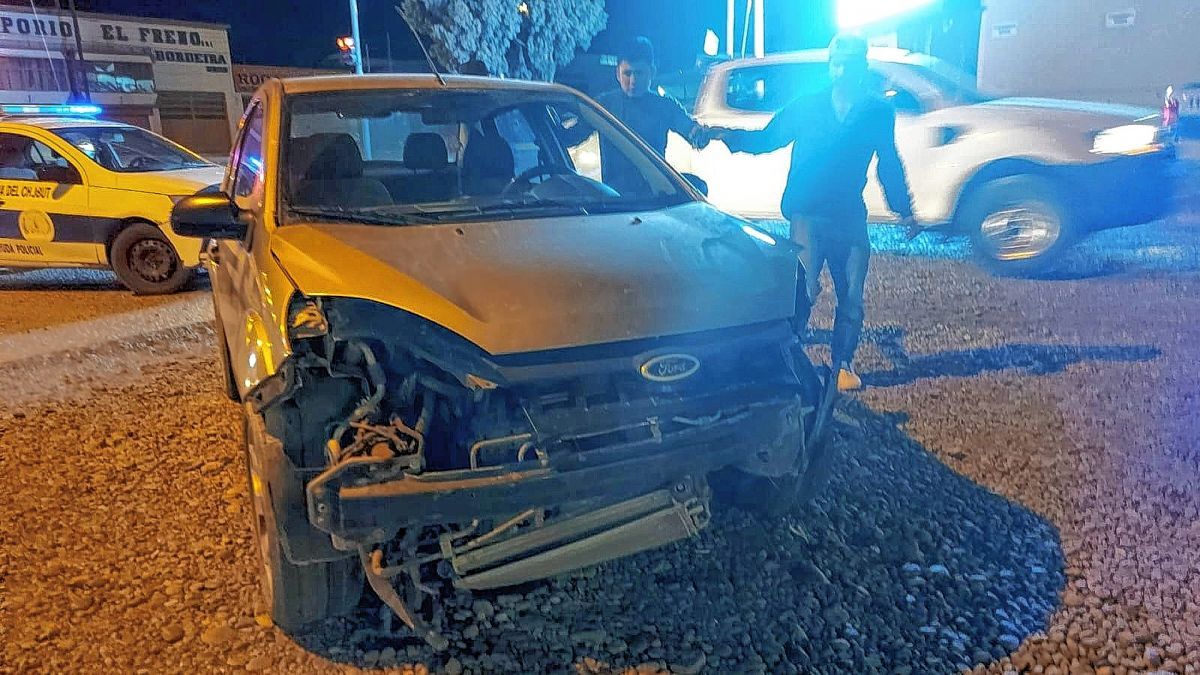 Conducía alcoholizado, cruzó un semáforo en rojo y chocó a otro rodado