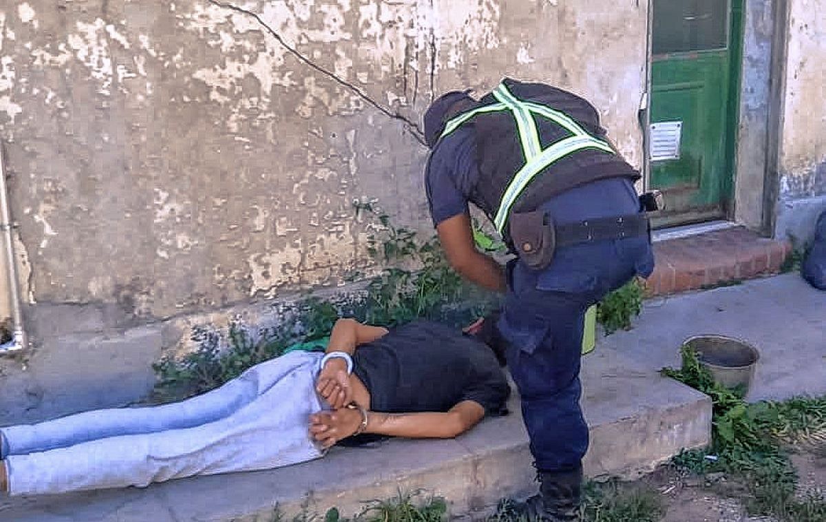Desde su celular vio cómo entraba un ladrón a su casa y alertó a la policía