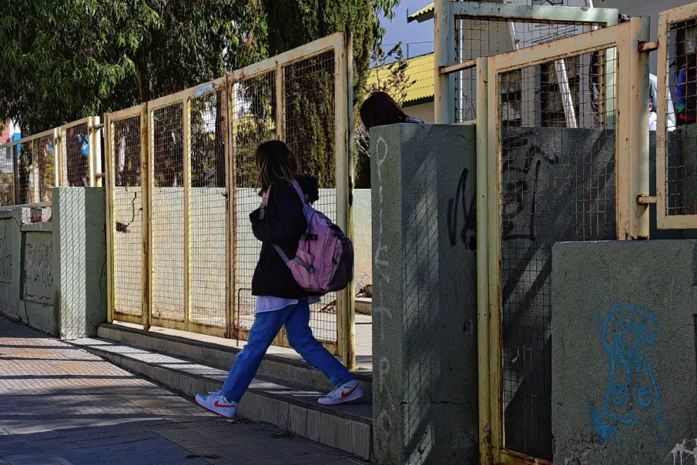 Padres de la Escuela Nº 83 juntan firmas para que sus hijos tengan clases