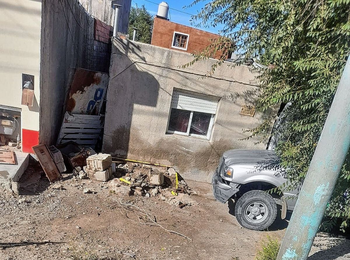 Camioneta sin ocupantes chocó y destruyó nicho de gas y evacuaron parte del vecindario