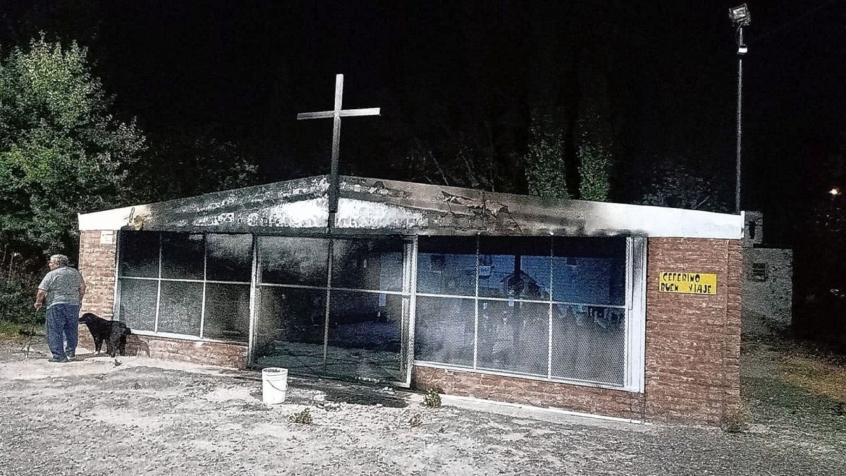 Incendiarios atentaron por novena vez contra una ermita de Ceferino Namuncurá que está en el acceso norte de Trelew