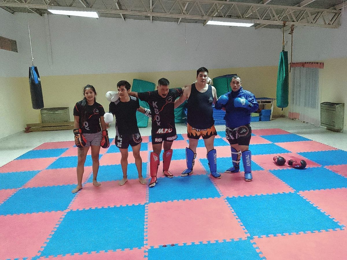 El equipo MFC Muñoz Kick Boxing compite en Trelew