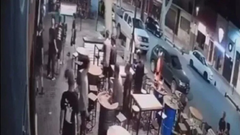 Video: brutal golpiza de dos hombres a una moza en Mendoza