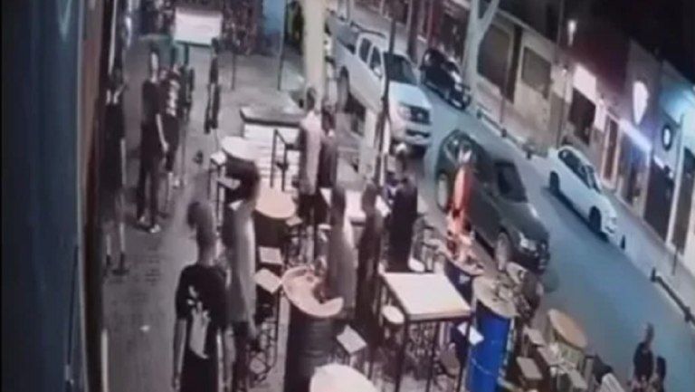 Video: brutal golpiza de dos hombres a una moza en Mendoza