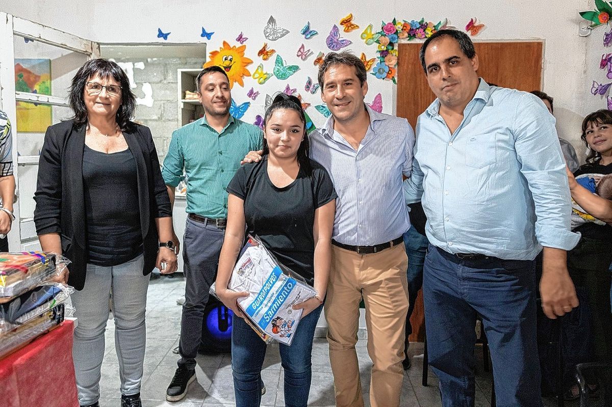 El Municipio entregó kits escolares en barrio Moure