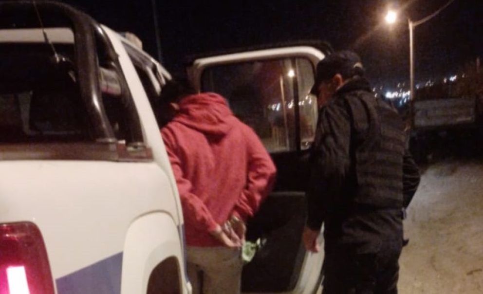 Paró a la policía para hacerle una consulta y fue detenido por contar con pedido de captura