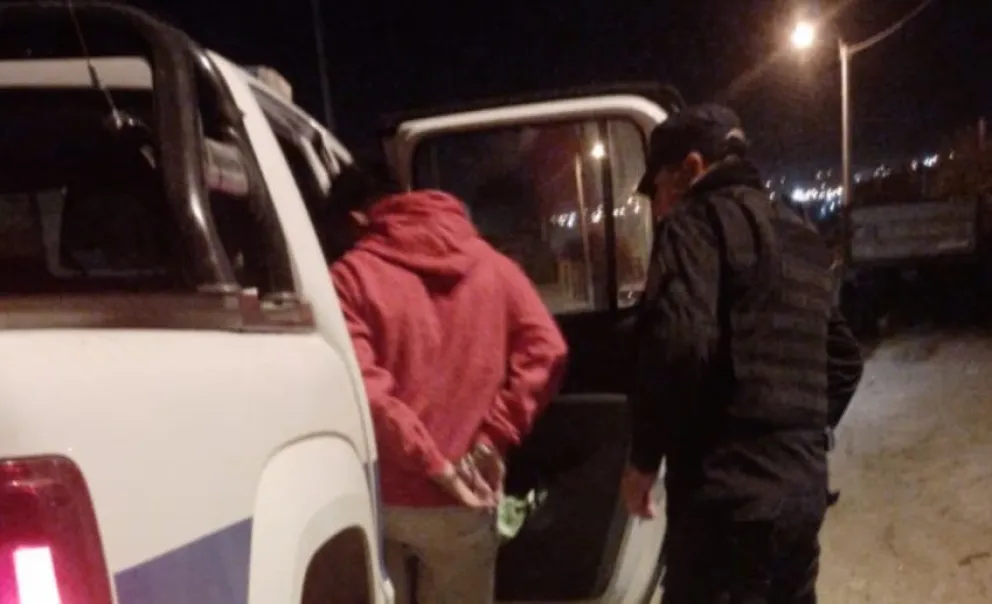 Paró a la policía para hacerle una consulta y fue detenido por contar con pedido de captura
