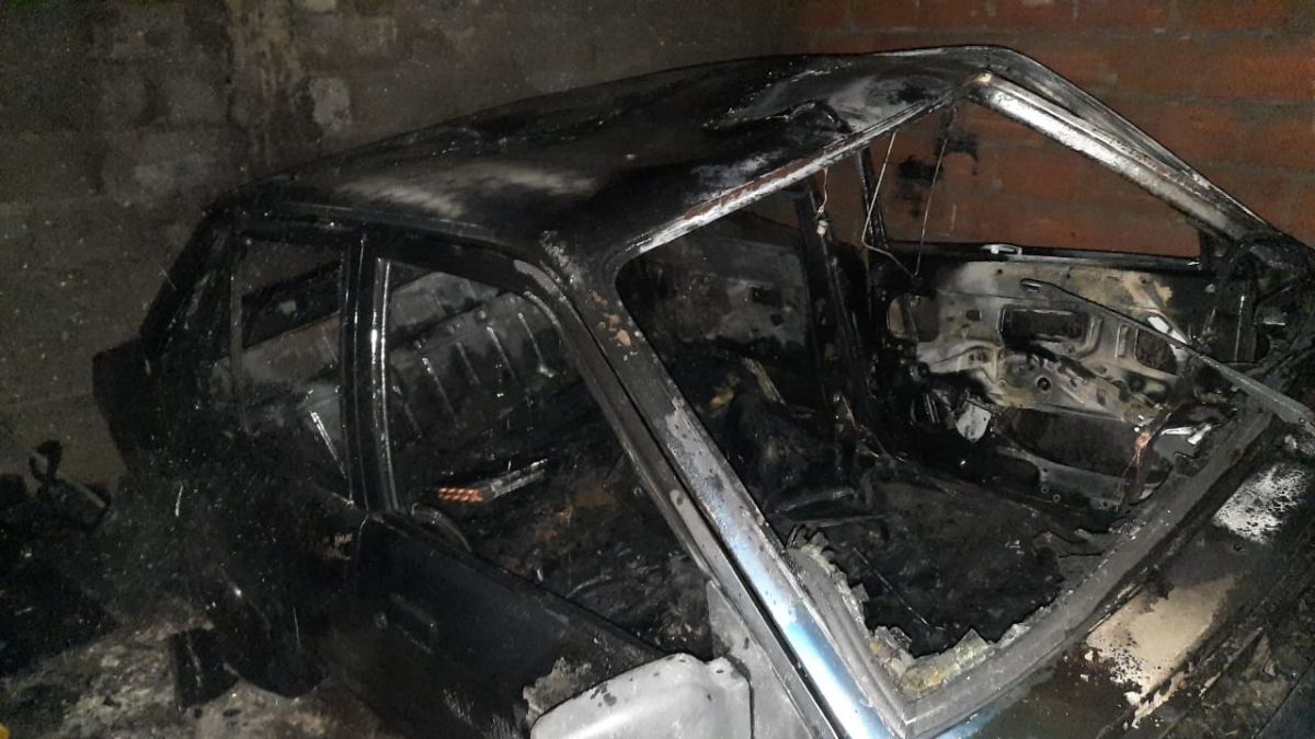 Volcó un bidón con combustible cuando arreglaba un auto y se prendió fuego el rodado