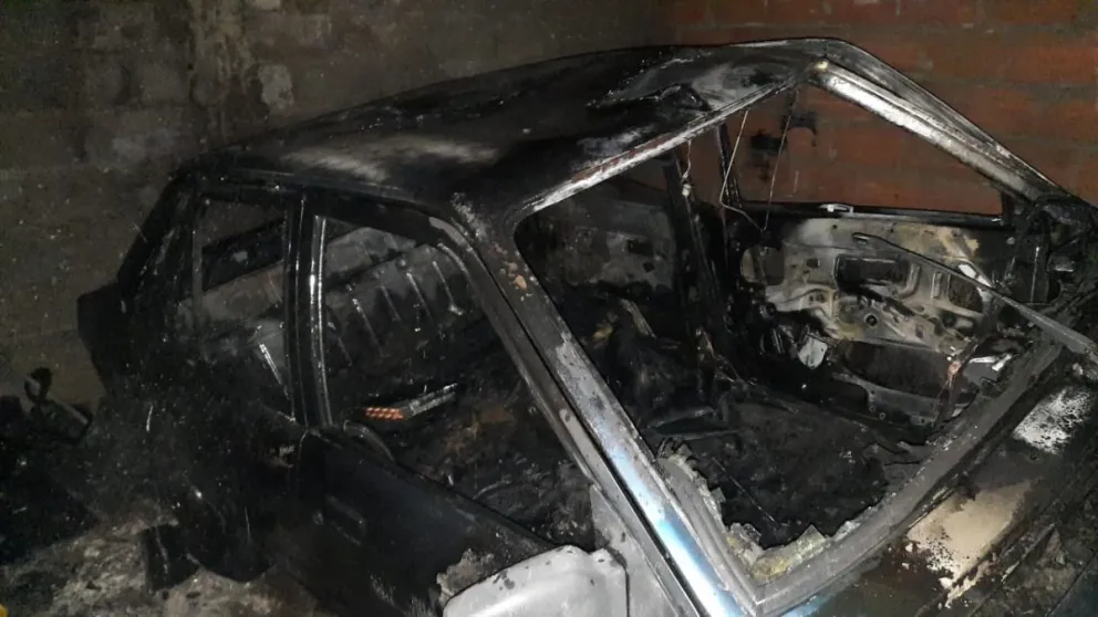 Volcó un bidón con combustible cuando arreglaba un auto y se prendió fuego el rodado