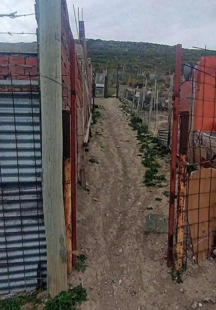 Joven apuñalado y dos detenidos que fueron perseguidos por familiares y amigos de la víctima