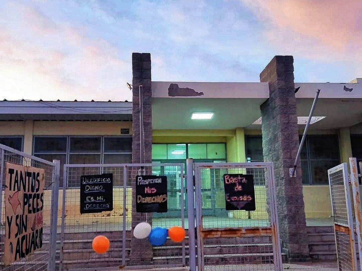 Familias y docentes del Colegio Biología Marina se reunieron nuevamente para reclamar por el edificio de la institución