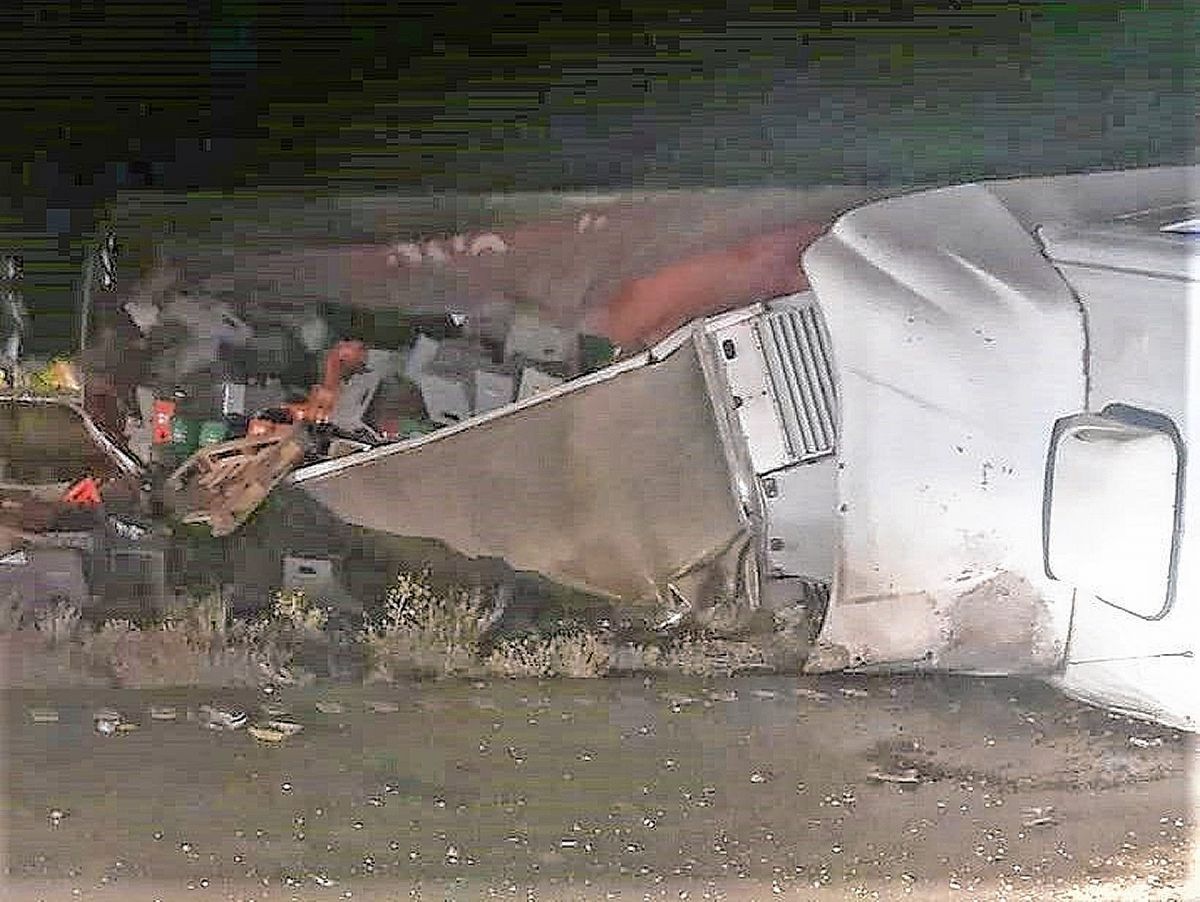 Camionero se durmió manejando, salió de la ruta y volcó