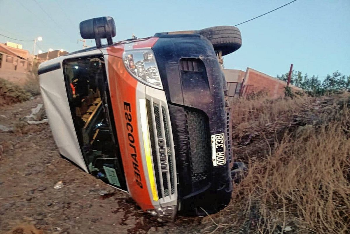 Volcó un micro escolar en la zona de Kilómetro 12