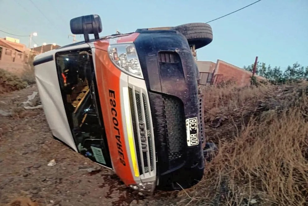 Volcó un micro escolar en la zona de Kilómetro 12