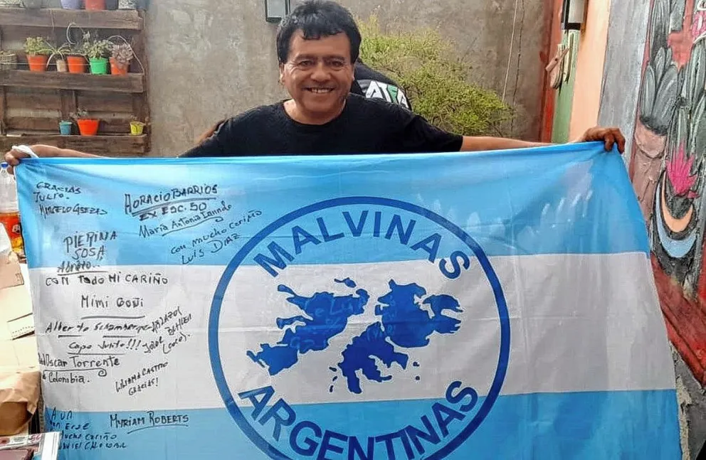 Ex alumnos de la Escuela N° 50 brindaron un sentido homenaje a su compañero Julio Villagra, ex Combatiente de Malvinas