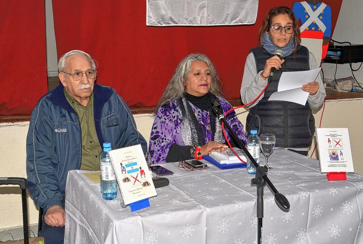 Juan José Bravo presentó su libro, en el que recopila la historia del Regimiento de Infantería Mecanizado 8