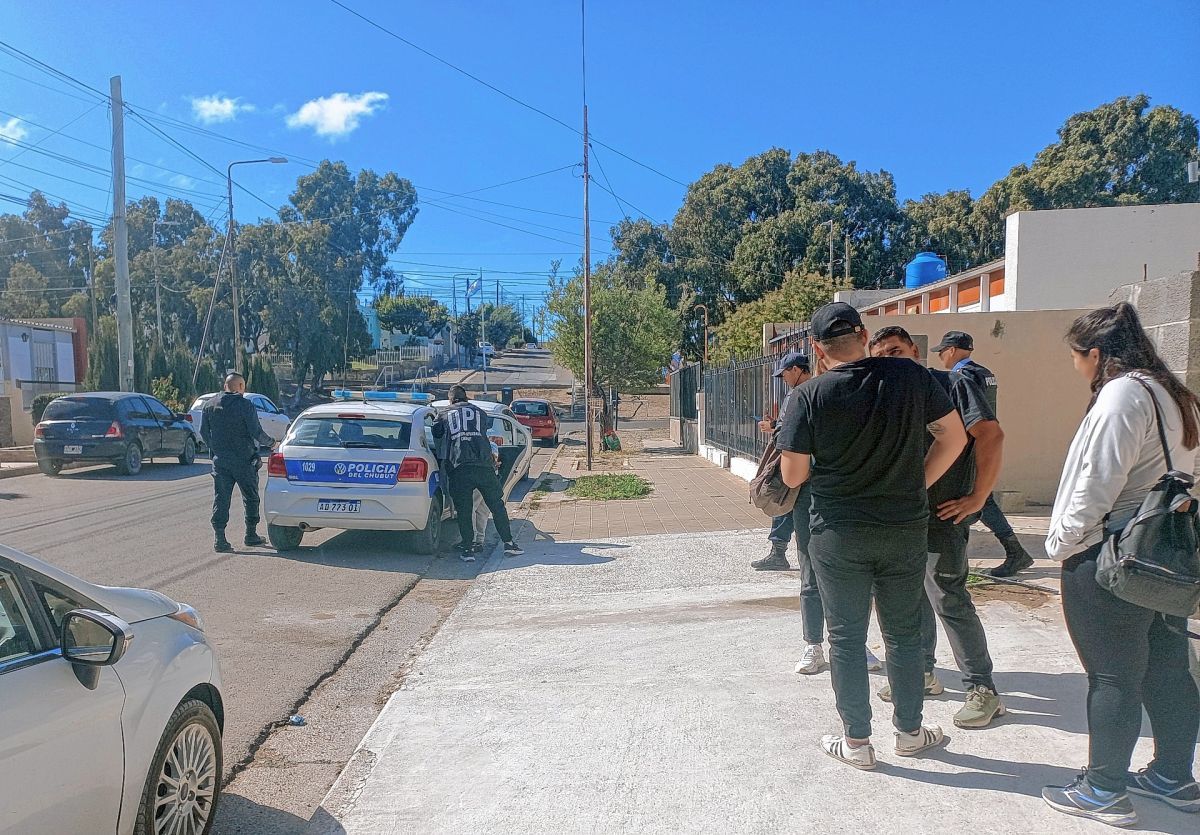 Detuvieron a un hombre robando aberturas en una obra en barrio Roca