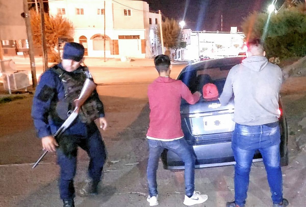Abordaron a una pareja y quisieron robarles el auto pero fueron detenidos