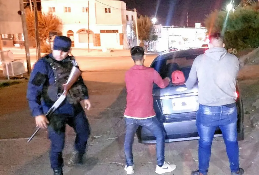 Abordaron a una pareja y quisieron robarles el auto pero fueron detenidos
