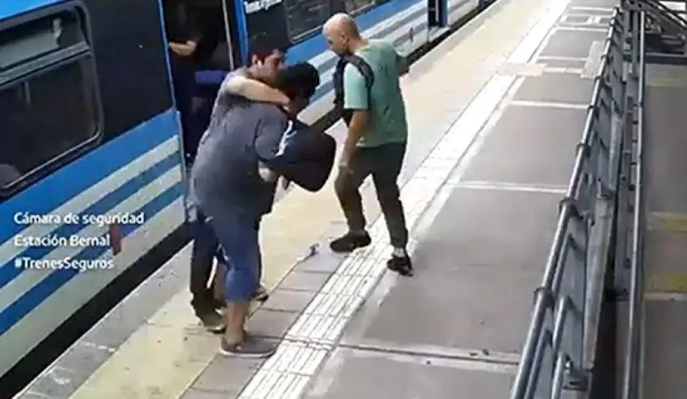 Video: quiso robar un celular en el tren, se le cayó a la vía y fue detenido por los pasajeros