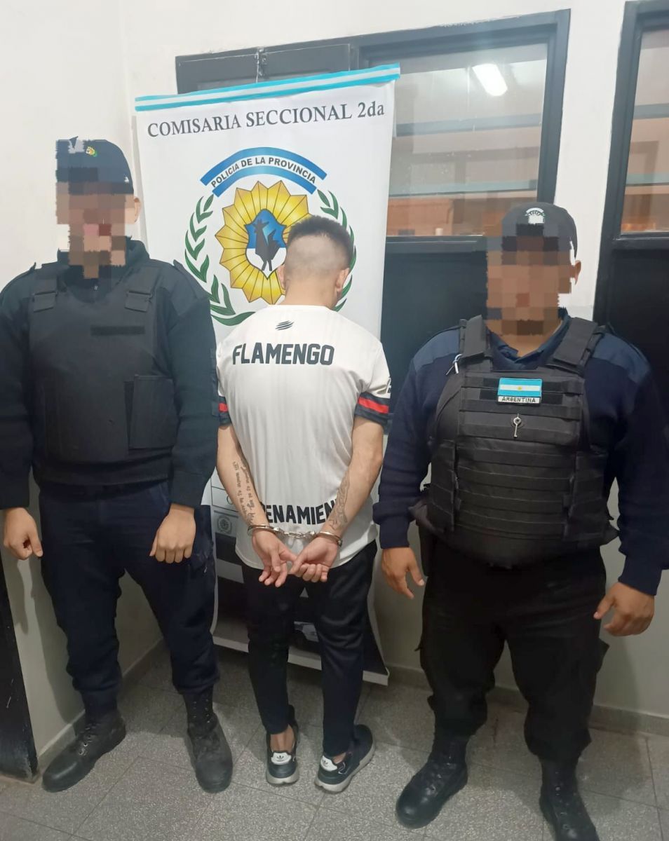 Lo dejaron terminar un partido de fútbol y luego lo detuvieron por tener captura por rebelde