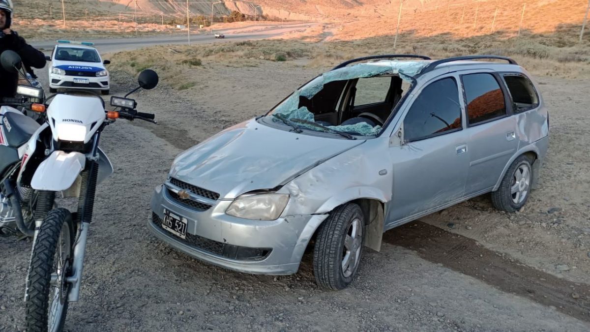 Despiste, vuelco y un conductor que se fue a su casa en la mañana del domingo