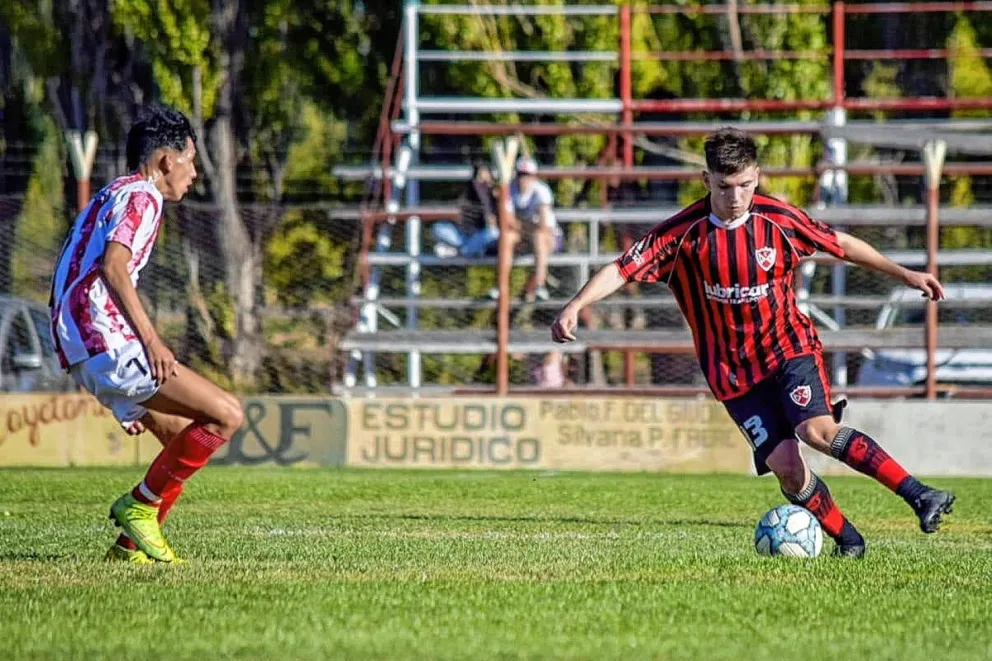 Deportivo Sarmiento goleó y sigue arriba