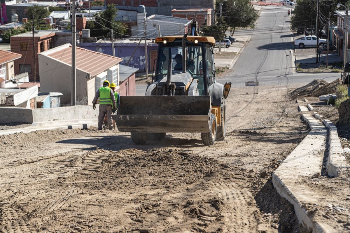 Luque recorrió obras de pavimento en los barrios altos de Comodoro