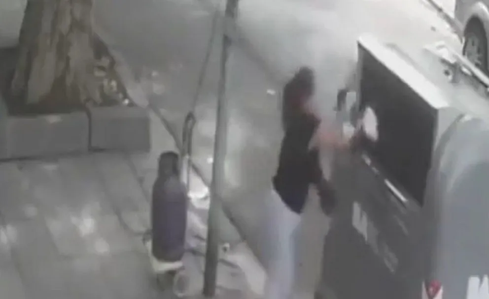 Video: una mujer tiró a su perro a un tacho de basura en Villa Luro
