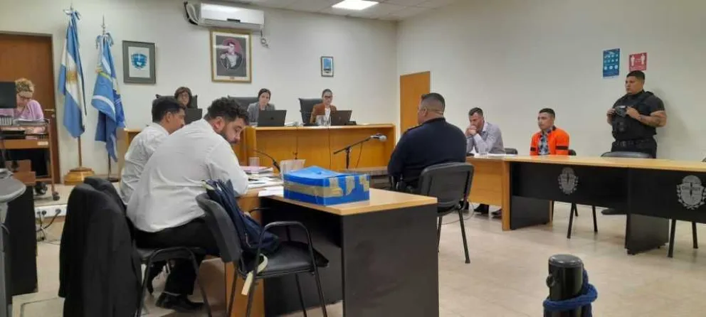 Se hicieron pasar por policías y entraron armados a una casa familiar; Uno está siendo juzgado y el otro está prófugo
