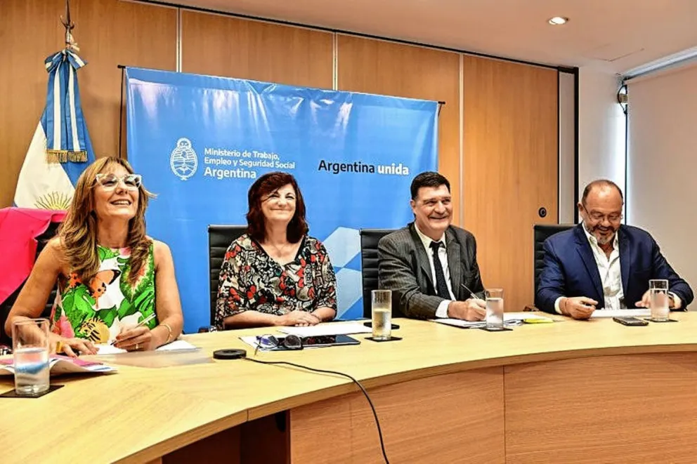 Empresarios y gremios acordaron suba del salario mínimo del 26,6% sólo por tres meses