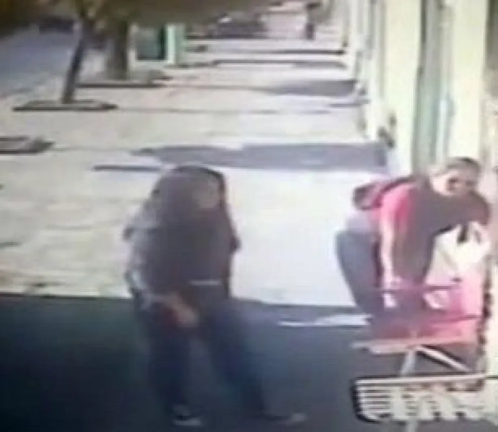 Dos “mecheras” robaron unas reposeras de céntrico comercio, fueron filmadas y la policía no las pudo atrapar