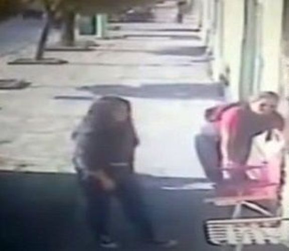 Dos “mecheras” robaron unas reposeras de céntrico comercio, fueron filmadas y la policía no las pudo atrapar