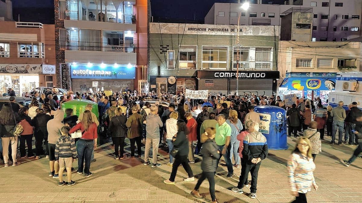 Anoche marcharon en contra de los aumentos de los servicios de agua y luz