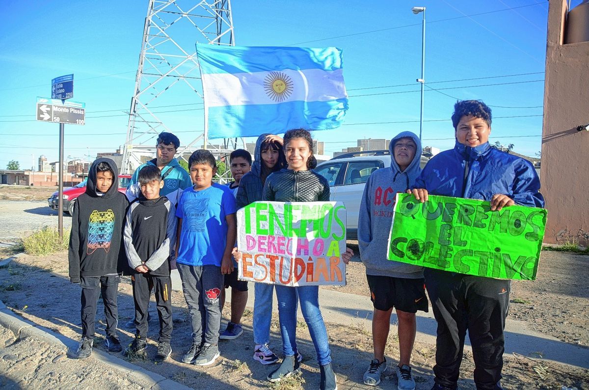 Familias de niños y jóvenes del B° Padre Corti  reclaman un transporte para ir a la escuela