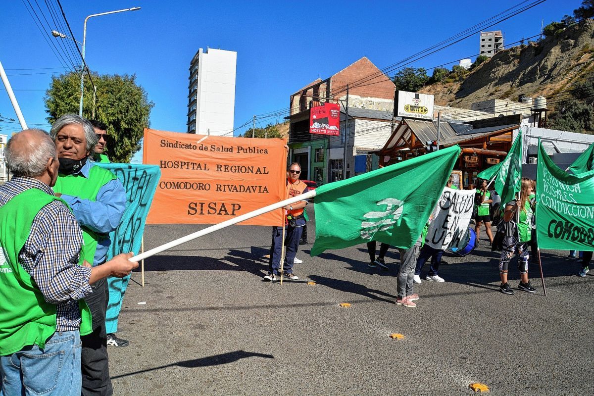 SISAP y ATE confluyeron en una protesta frente al Hospital Regional en reclamo por una mejora salarial