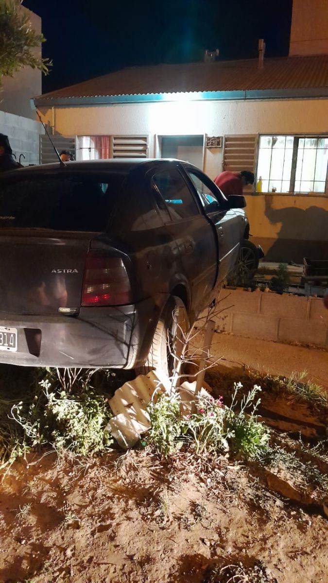 Perdió el control del vehículo y chocó contra el cerco de una vivienda