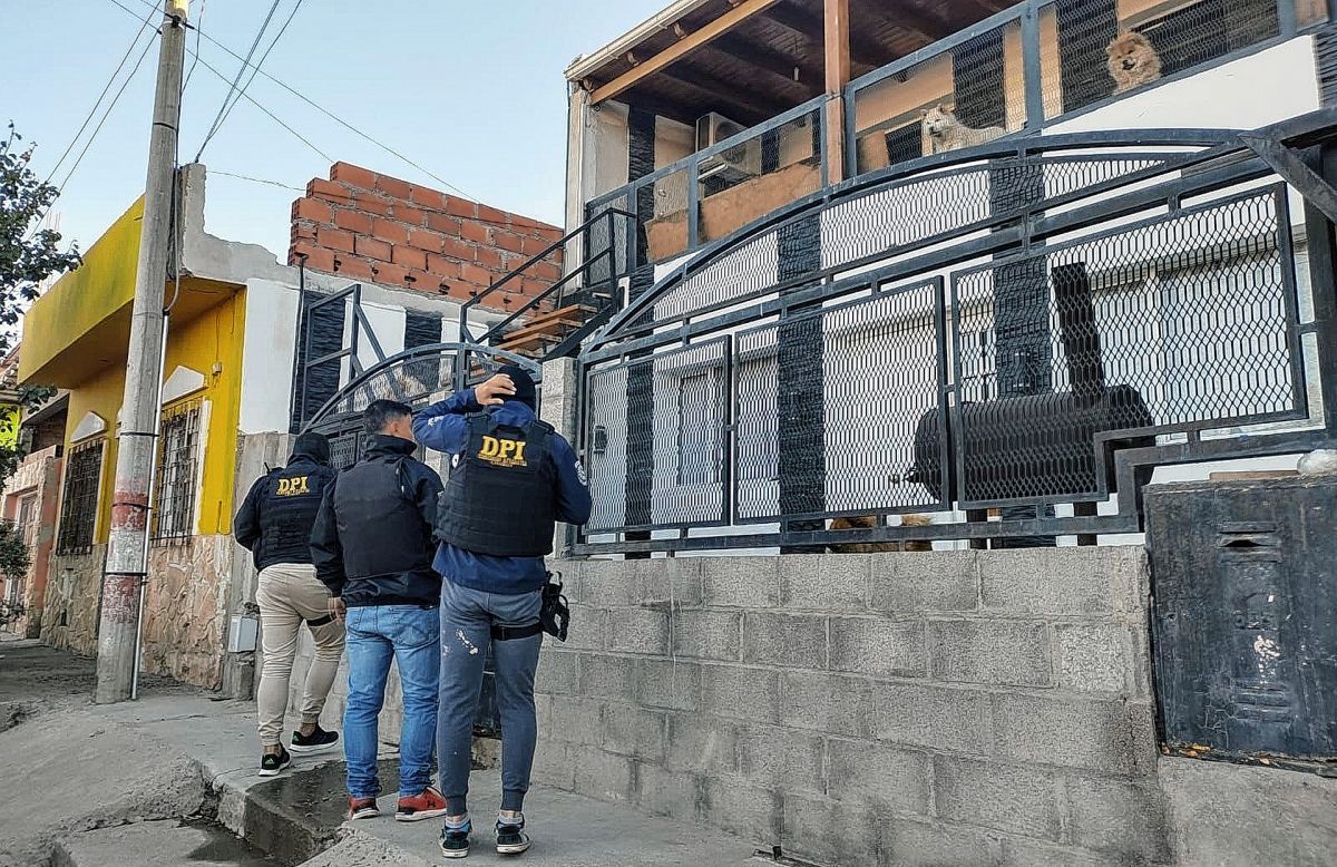 Robaron 2 millones de pesos de una concesionaria, los allanaron y recuperaron parte del botín